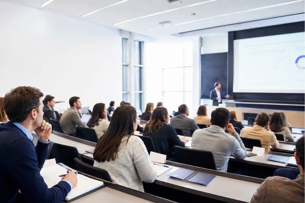 Aula de una escuela de negocios con alumnos